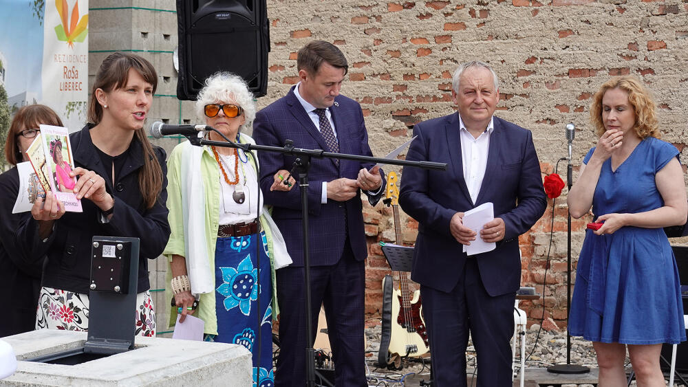 Anna Ježková vkládá časové schránky knihy, které napsaly seniorky a RoSa je vydala. Vedle ní stojící Věra Vohlídalová přidala fotku prezidenta Havla během návštěvy Krajské vědecké knihovny v Liberci. 