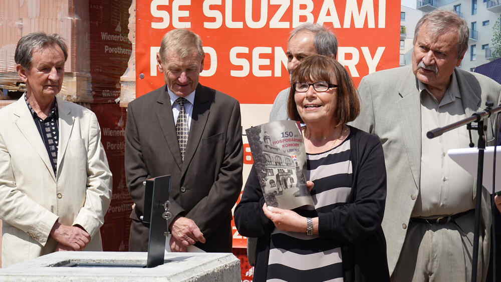 Z leva do prava: Jaroslav Honců, Oldřich Matouch, Eva Březíková, za ní se schovává František Dáňa a zcela vpravo stojí Jiří Drda.
