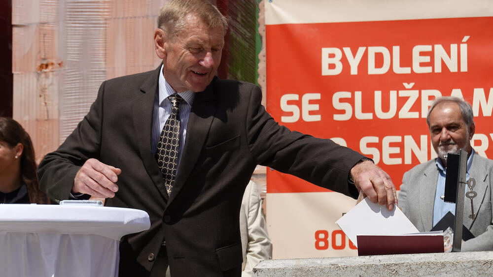 Oldřich Matouch, spoluobjevitel vakcíny proti vzteklině, vložil do schránky keramickou brož ve tvaru lišky a dokumenty o vakcinaci.