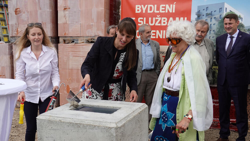Chyba je napravena, schránka znovu zavřena a dámy se chápou zednických lžic…