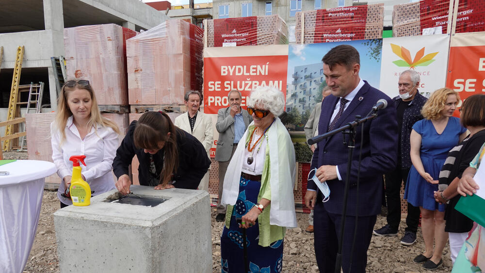 Oops, hejtman Půta přichází s pozměňovacím návrhem: „Předejme památku na koronavirus příštím generacím!“ Schránka opět nejde otevřít, kdosi volá: „To chce Zámečníka!“