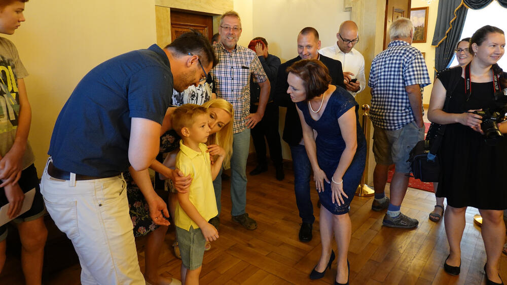 Pásku měly držet dvě děti, holčička Baruška byla přítomná, bylo třeba najít druhé dítě. Přemluvit se nakonec nechal Jiřík.