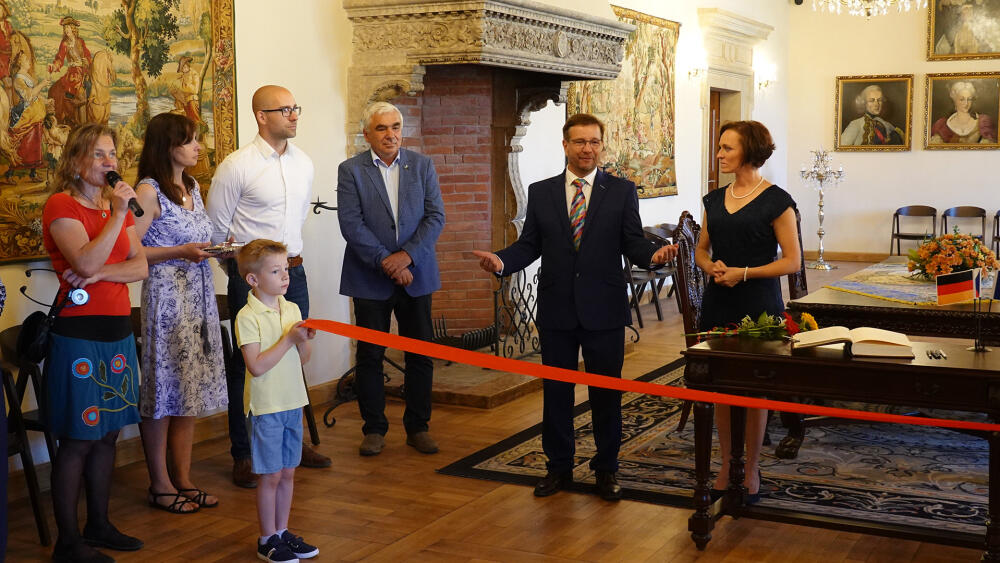 Střihači pásky, z prava do leva: starostka Eva Burešová, architekt Stanislav Kopecký, senátor Jiří Vosecký a Jakub Derynk, projektový manažer.