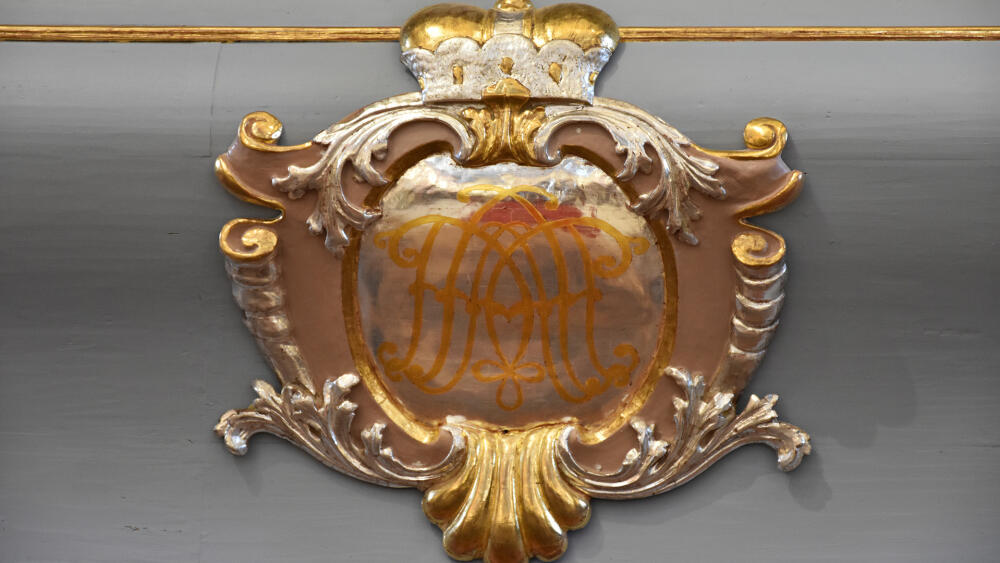 Propletený monogram AMF (Anna Marie Františka) nalezneme v kostele na mnoha místech. Úkol spočítat je se možná stane předmětem vědomostní soutěže.