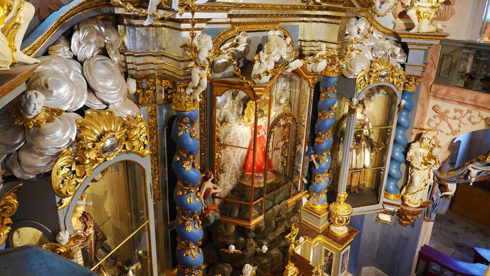 Detail hlavního oltáře s vitrínami obsahujícími ostatkové figuríny.