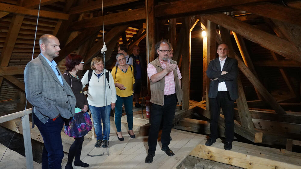 Autor rekonstrukce architekt Richard Cibik (v růžové košili) vysvětluje postup rekonstrukce půd a krovů.