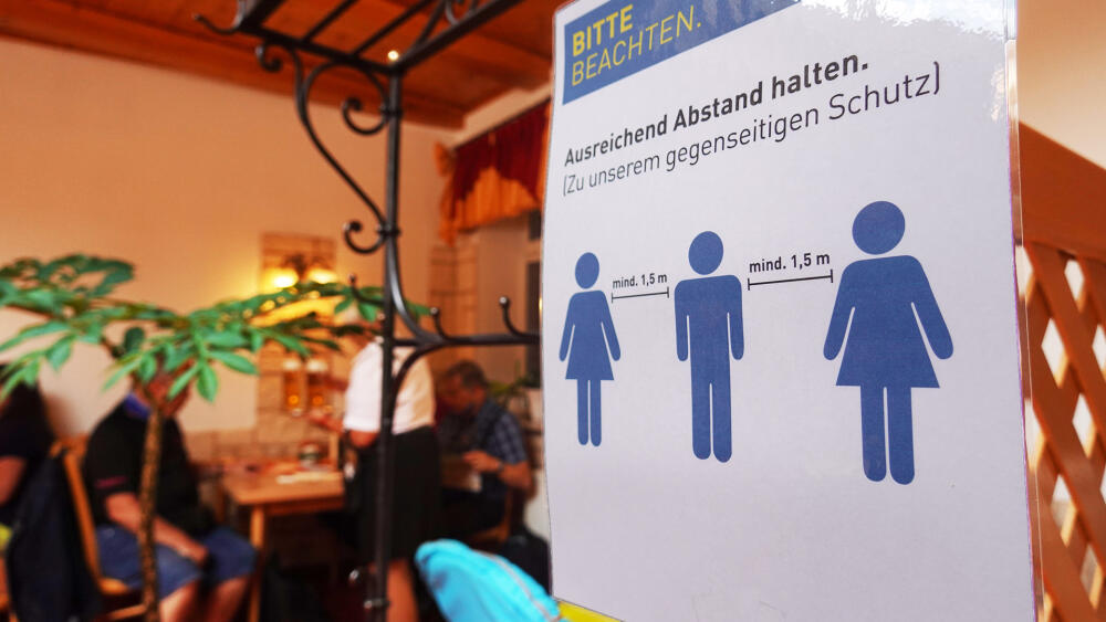 Instrukcemi jsou vytapetovány i restaurace.