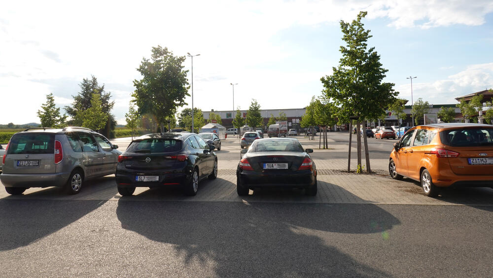 Na parkovišti REWE / Toom Baumarkt bylo pořízení fotografie aut s českou SPZ poměrně snadné.