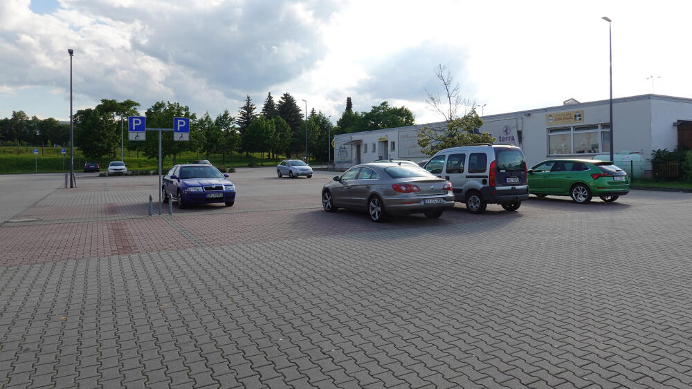 Parkoviště žitavského Lidlu v době, kdy máte před libereckými Lidly skoro problém zaparkovat.
