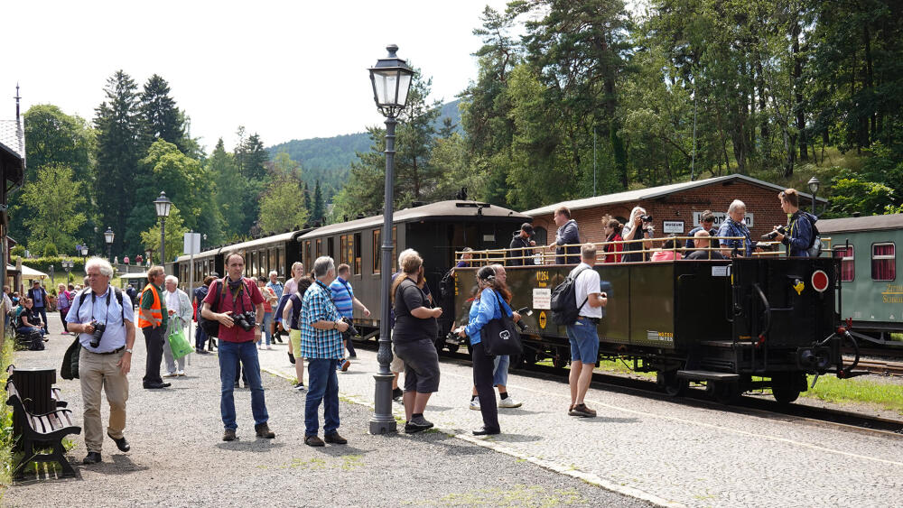 Nádraží v Oybinu je nyní (v sezóně) plné i ve všední dny.