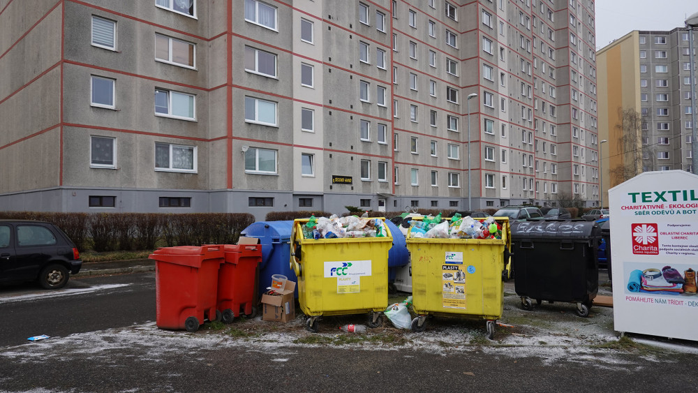 Přeplněné kontejnery na sídlišti Dobiášova. Fotografováno 3.1.