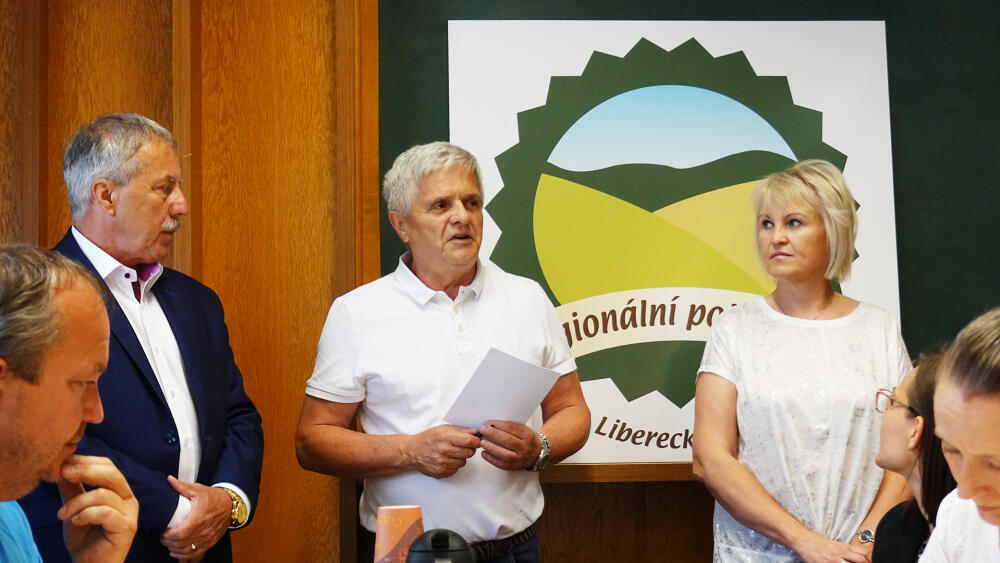Vladimíra Pachlová, ředitelka Úřadu Regionální agrární rady Liberec, na jejíž bedrech kvůli koronaviru letos soutěž ležela. Vedle ní stojí Robert Erlebach, předseda Regionální agrární rady Libereckého kraje a zcela vlevo Jiří Löffelmann člen rady LK.