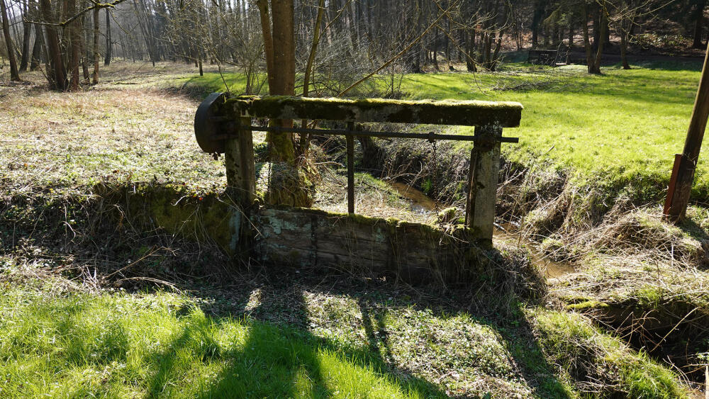 Rozpadající se artefakty bývalého vodního hospodářství naleznete i dál od hráze rybníka. (Začátek jara 2020.)