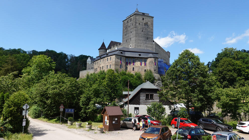 Kost, parkoviště.