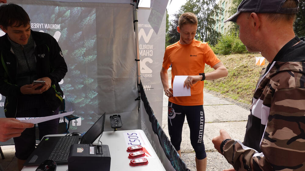 Dospělí si mohli poměřit své síly s Pavlem Kubátem (v oranžovém triku), našim reprezentantem v orientačním běhu.