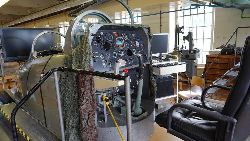 Objednáte-li se, můžete si vyzkoušet i historický simulátor stíhačky.