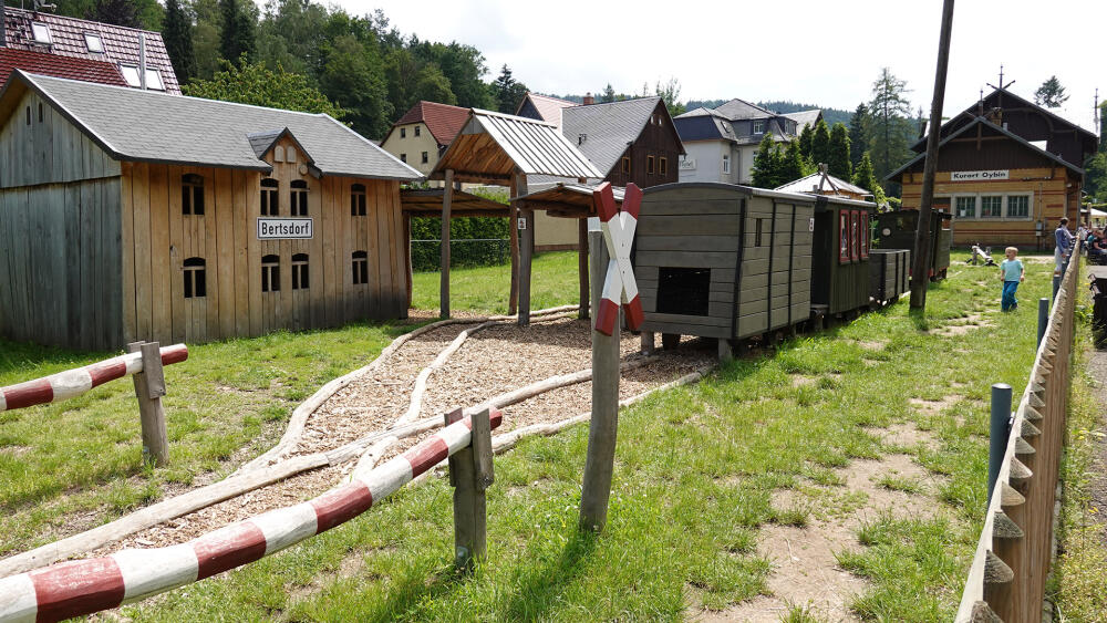 Dřevěná železnice na konečné v Oybině.