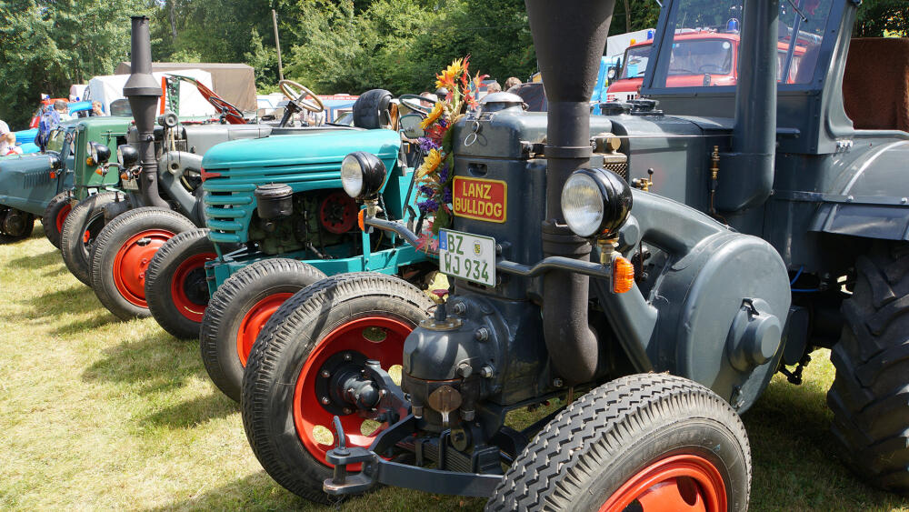 Historik mobil je příležitostí k prezentaci opravdu nejrůznější techniky.