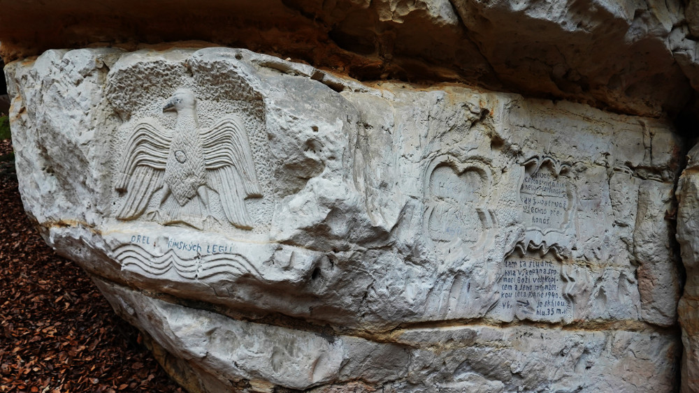 Spodní text vedle orlice římských legií odkazuje na 35 m hlubokou studnu, kterou nedaleko vyhloubil sám Vojtěch Kopic a která ho málem připravila o život.