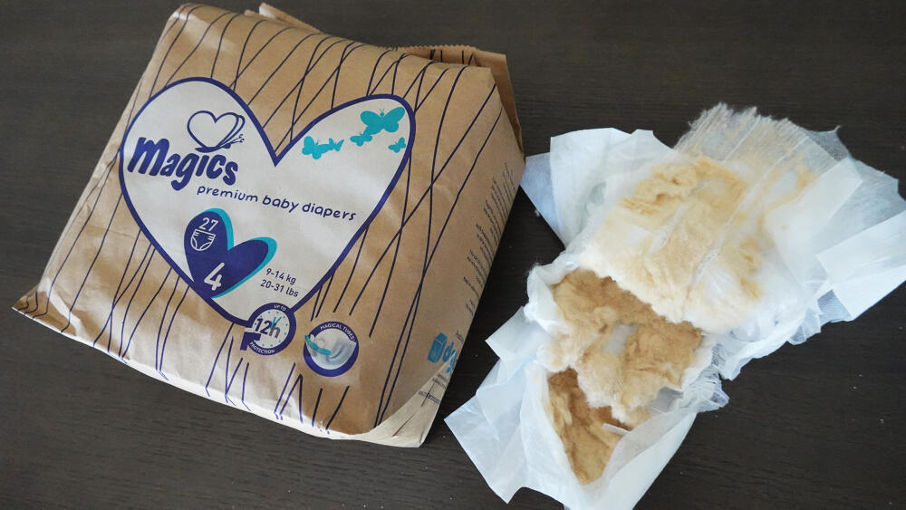 Možnými cestami, jak snížit ekologickou stopu výrobků, je použití papírových obalů a neběleného absorbentu.