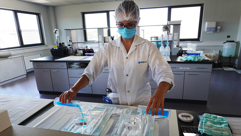 Závod má laboratoř, kde se průběžně testuje kvalita výrobků.