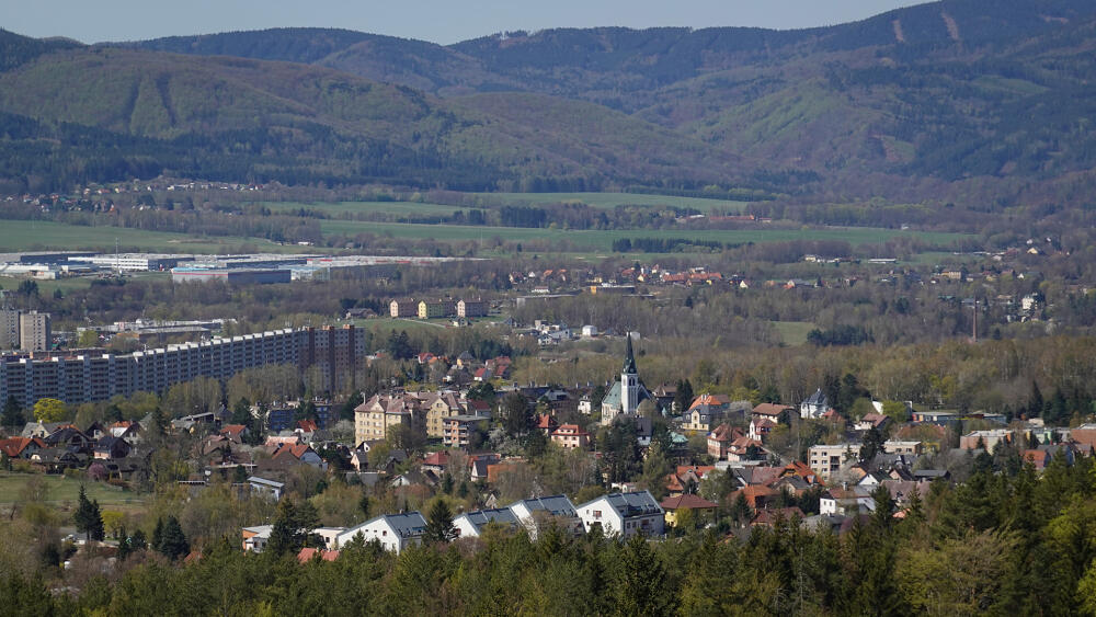 Jdeme po zelené, která občas nabídne zajímavý pohled na Ruprechtice.