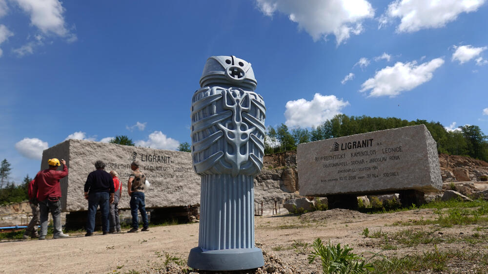 Menší z obou monolitů se právě mění na monumentální dílo nazvané Milosrdný bůh 20. století.