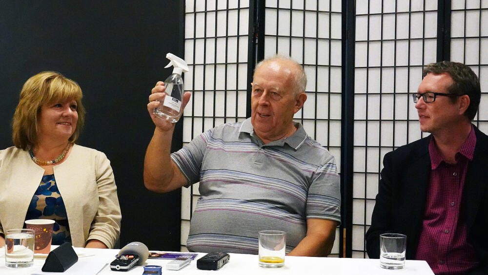 Pavel Kopáček, předseda SVSB, představuje dezinfekci Křehká krása anticovid. Asistuje mu krajská radní Květa Vinklátová a Petr Nový, šéfkurátor Muzea skla a bižuterie.