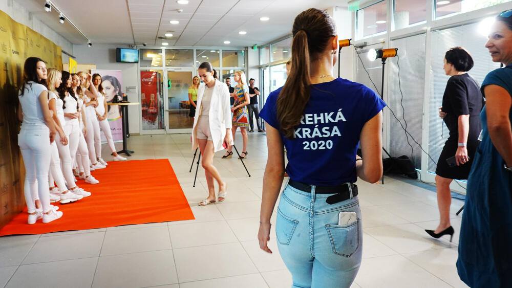 Hostesek oproti minulým létům buďto přibylo, nebo byly víc vidět.