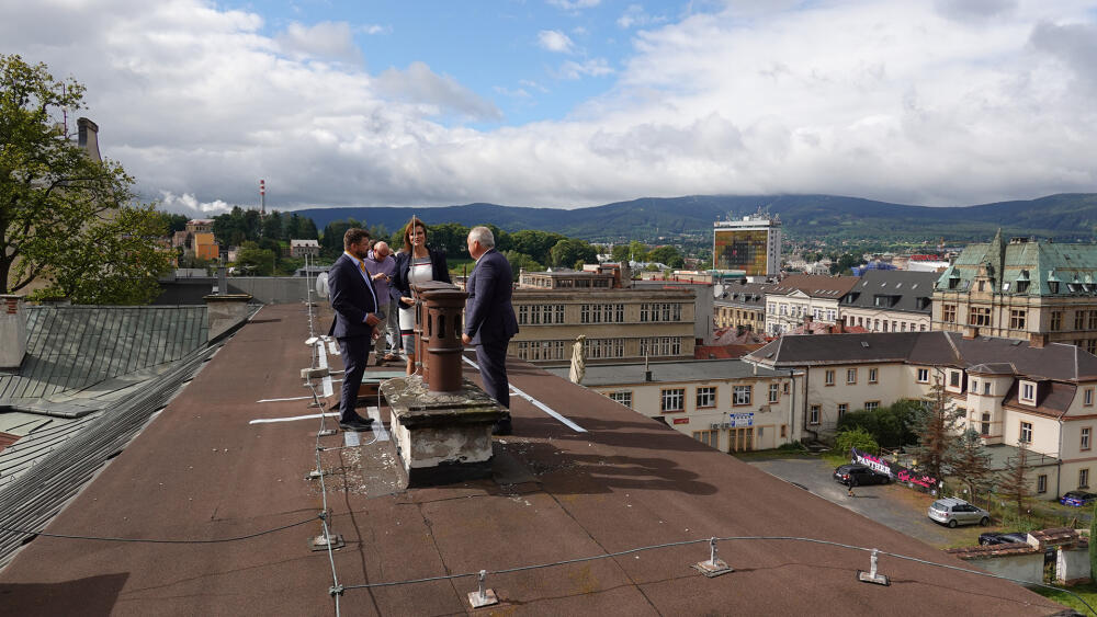 Kdo vyrazil na exkurzi nelitoval. Střecha paláce nabízí pohled na centrum Liberce z netradičního úhlu.
