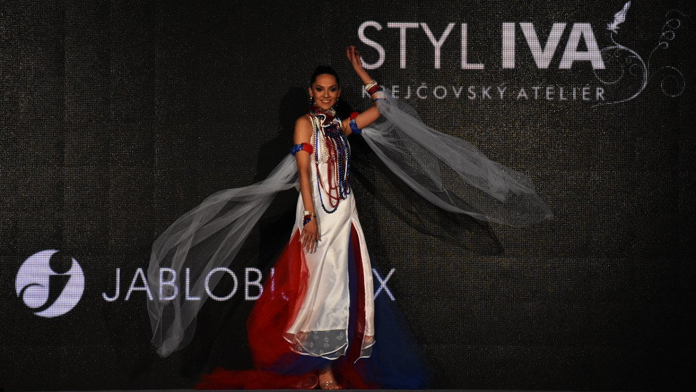 Nikola Kokyová, současná Miss České republiky, předvádí šaty a šperky, ve kterých vyrazí na mezinárodní soutěže.