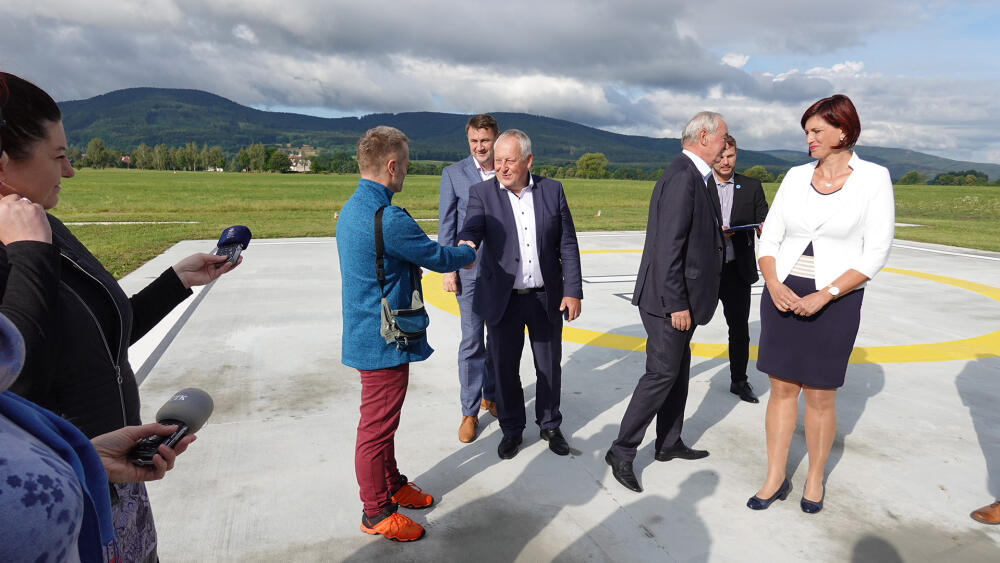Aleši Bízovi, jednomu ze tří zachránců člověka, který nenadále zkolaboval, pogratuloval i primátor Jaroslav Zámečník.
