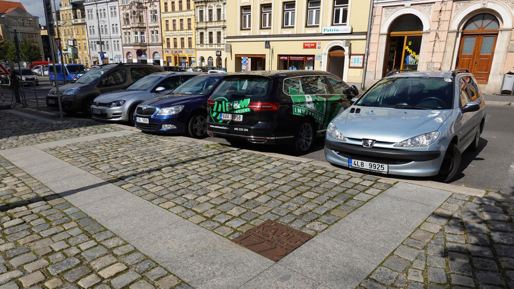 Původní umístění kaple Božího hrobu nedaleko kostela sv. Antonína připomíná pamětní deska a částečný obrys stavby.