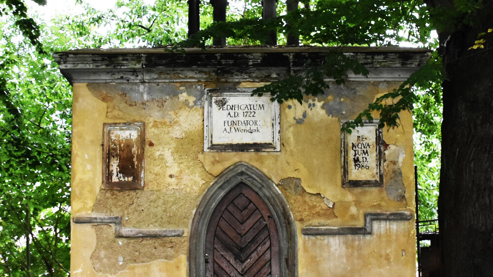 Rok vzniku 1722, uvedený nad vchodem do kaple, je v rozporu s písemnými záznamy, uvádějícími rok 1772. (Stav v roce 2017.)