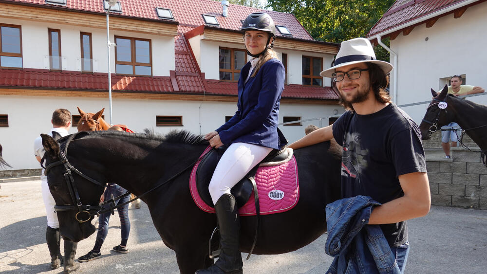 Zuzana Morávková, budoucí veterinární lékařka, má vlastního koně, kterého sponzorují rodiče.