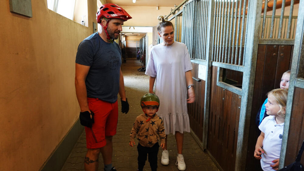 Jana Kendiková ml. provází stájemi nejmladší zájemce o jezdecký sport.