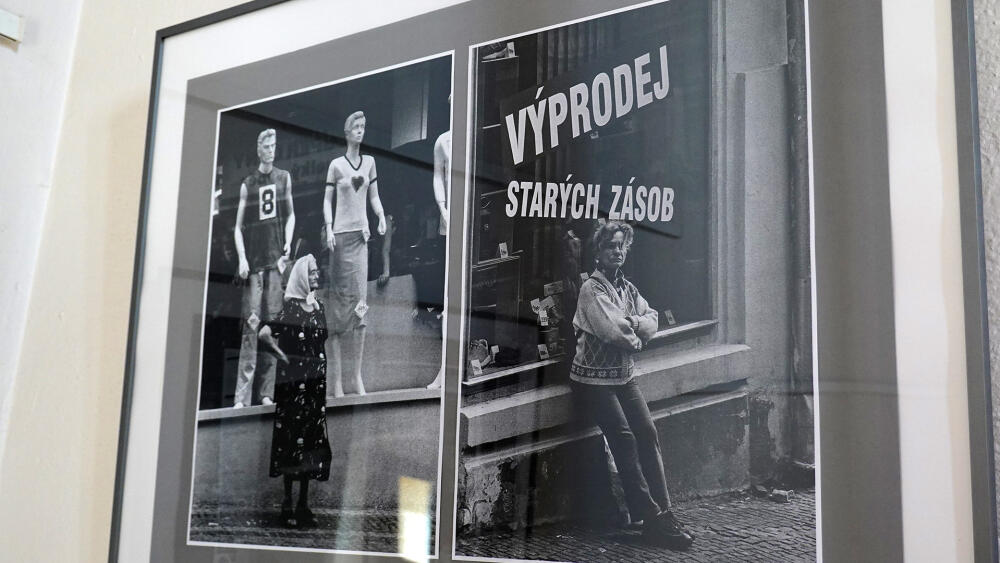 Paní pod výprodejem vpravo to vzala s humorem, paní vlevo nikoliv.
