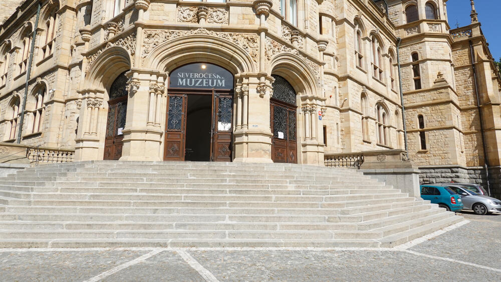 Zvenčí vše vypadá "pouze" opraveno. Schody, které byly celé rozebrány a pak složeny, bude zdobit dvojice lev a lvice od Jaroslava Róny. Lvi měli být součástí muzea od začátku, ale tehdy nezbyly peníze.