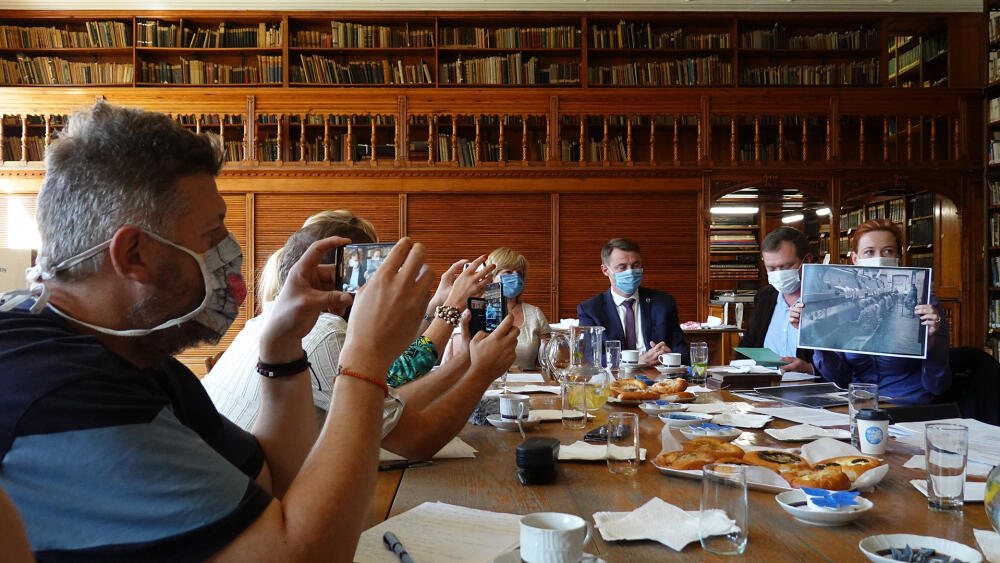 V té nejstarší veřejné knihovně se konala i tisková konference. Anna Dařbujanová, kurátorka fondu historických fotografií, se právě chlubí akvizicí sbírky negativů z archivu Ginzkeyů.