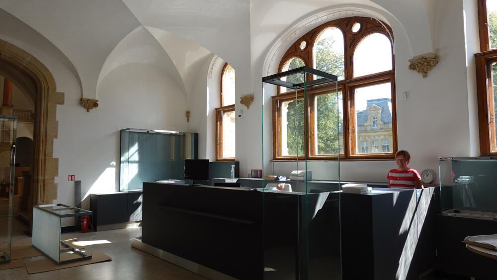 Pokladna s infopultem se nyní nachází v předsálí, kde se konávala různá vystoupení. Recepce je vlastně navrácena tam, kam ji Friedrich Ohmann, architekt muzea, zamýšlel původně umístit.