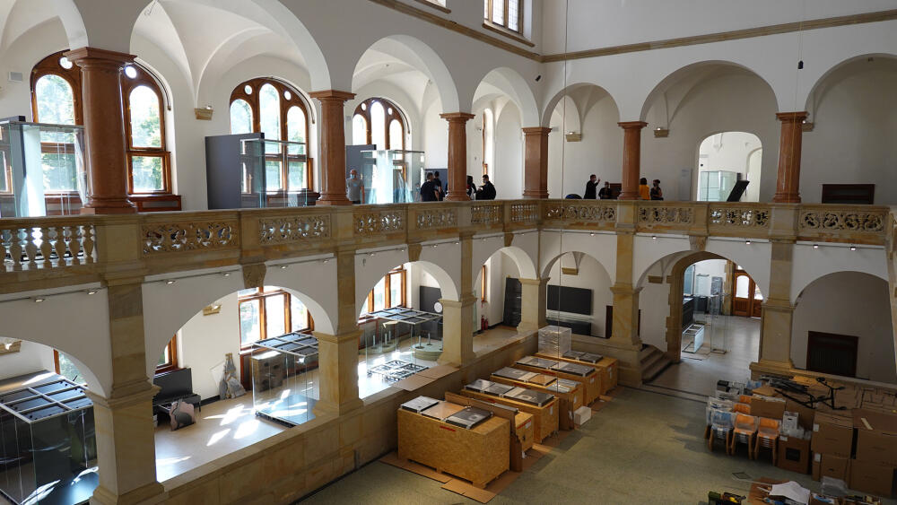 Hlavní sál a galerie na ochozech zaplní skleněné vitríny.