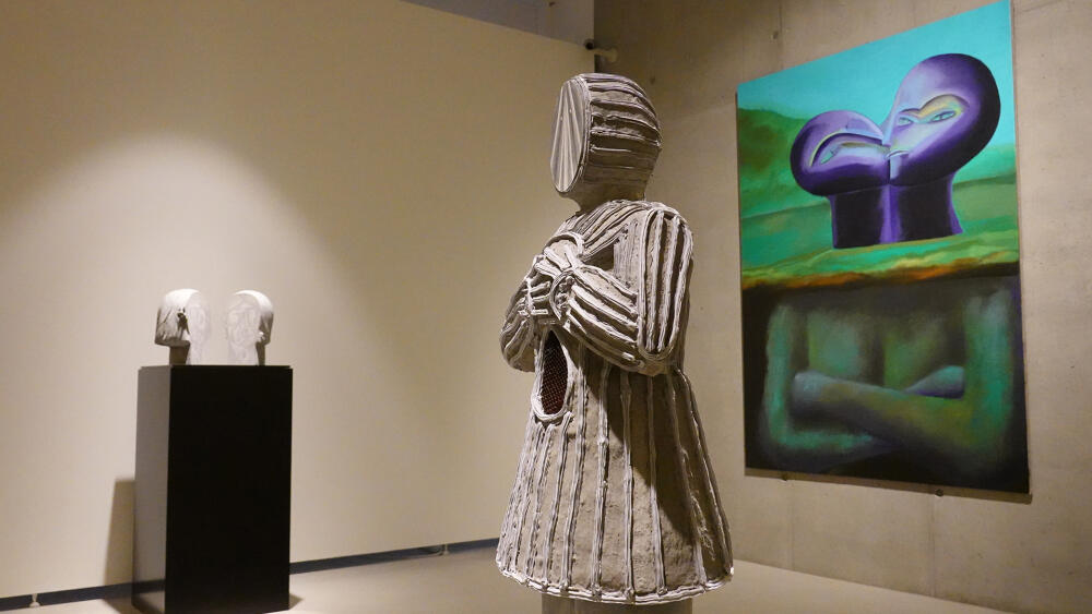 V popředí stojí Dívka s pláství od Anny Hulačové, která si sem odskočila ze stálé expozice OGL.