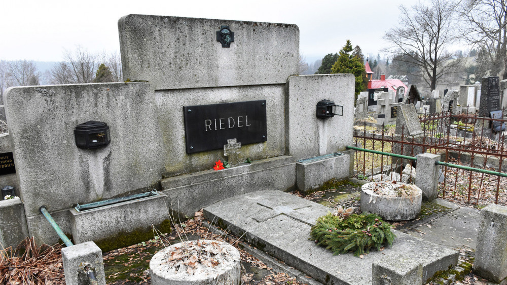 Hrob rodiny Riedelů v Horním Polubném.
