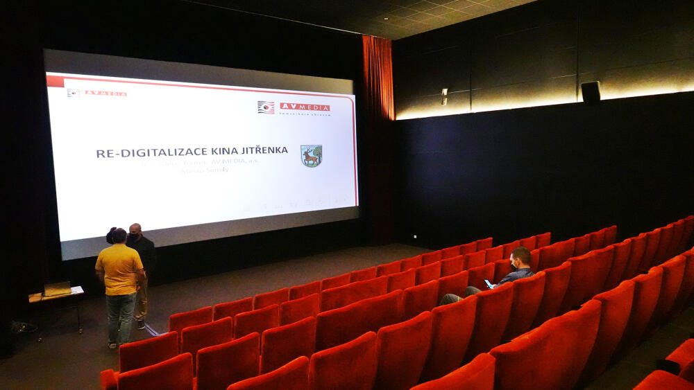 V rámci letošní redigitalizace bylo vyměněno i promítací plátno, umožňující použití levných 3D brýlí.