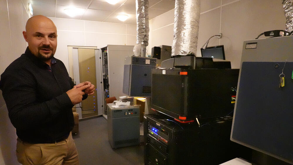 Miloš Tourek, zástupce firmy AV Media, která dodala projektor Barco SP4K-12, což je ta černá bedna mezi dvěma klasickými projektory.