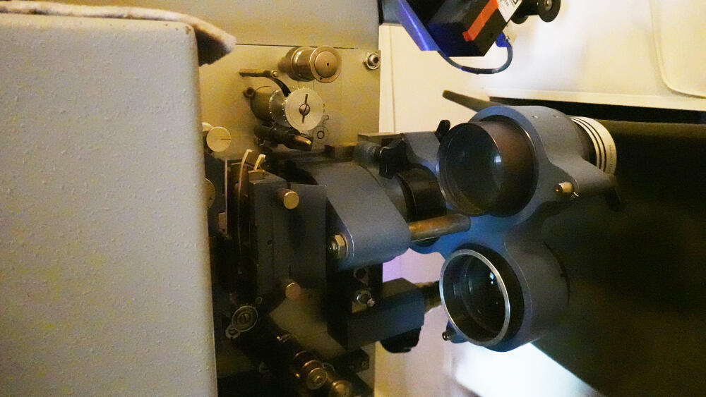 V principu je laserová digitální technologie sice složitá, ale navenek je vše jednodušší. Například klasický projektor potřebuje pro každý formát jiný objektiv. Digitál si vystačí s jedním. Ostatní zařídí elektronika.