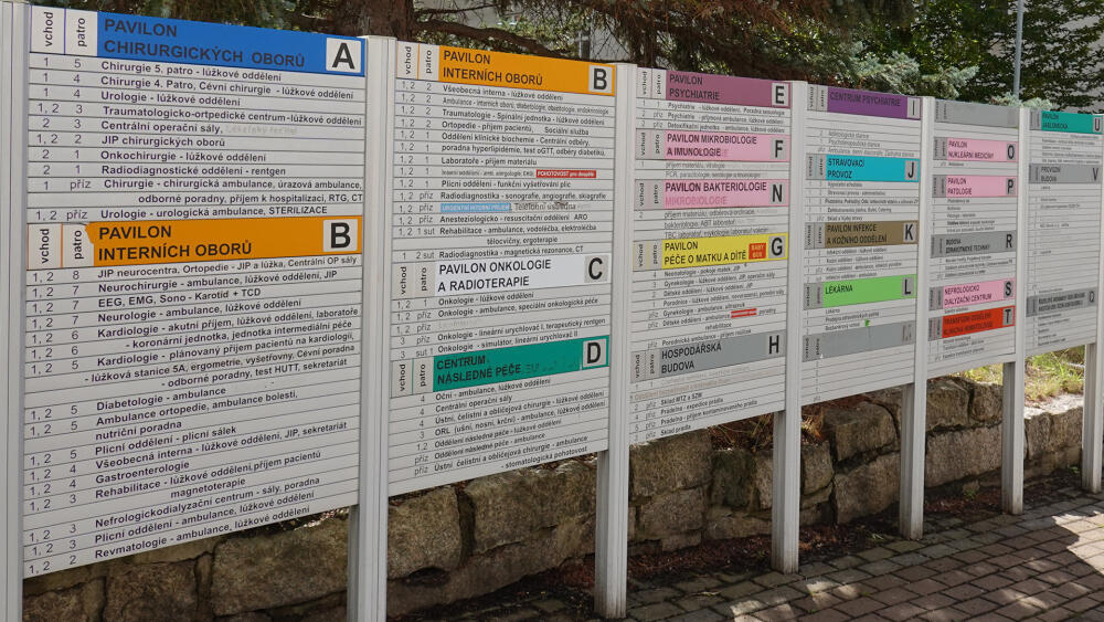 Obrovské spektrum činností, které KNL zajišťuje, dokládá i infopanel orientačního systému, jehož všechny položky se málem nevejdou do jednoho záběru.