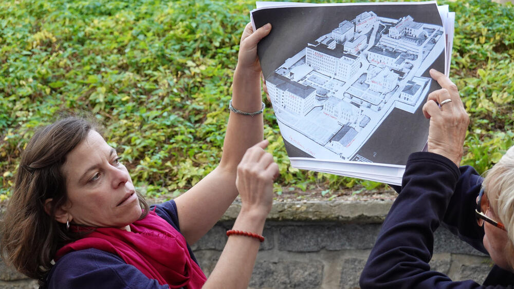 Snaha areál radikálně zmodernizovat tu byla již ve 30. letech 20. století. Alena Řičánková ukazuje tehdejší vizi, ze které byl zrealizován prakticky jen pavilon chirurgie a pavilon péče o matku a dítě.