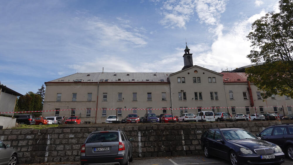 Zde, kde je dnes parkoviště, mívala Štěpánská nemocnice členitý park. Celý prostor, včetně bývalé Štěpánské nemocnice, vyplní monolit Centra urgentní medicíny.