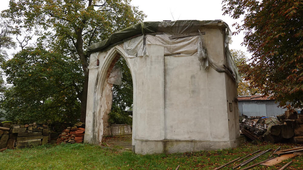 Smutné pozůstatky hudebního pavilonu dokládají, že hostinec Na staré poště kdysi býval centrem nejen hospodského společenského života.